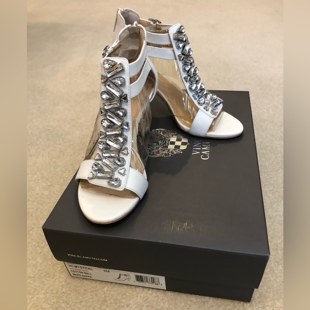 VINCE CAMUTO VC-MYSTICAL WHITE LEATHER SANDALS. SIZE 6M.